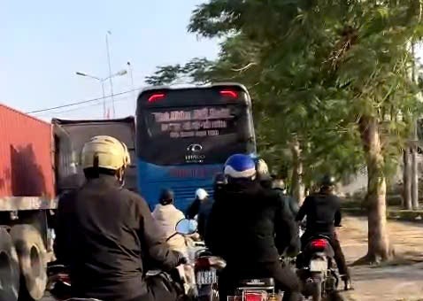 Xử lý một xe ô tô khách không chấp hành chỉ dẫn của biển báo hiệu, vạch kẻ đường